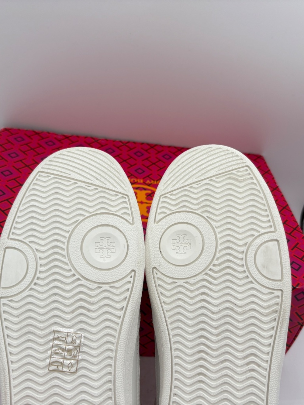 TORY BURCH SNEAKER CLOVER COURT LEATHER TITANIUM WHITE LOGO SZ US 9.5 NIB - Picture 11 of 14